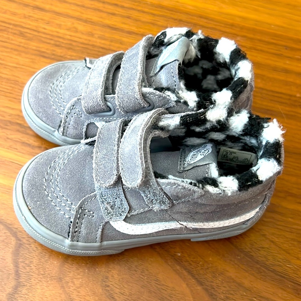 Vans Sk-8 Mids with Black and White checkered fur lining size 6 Toddler